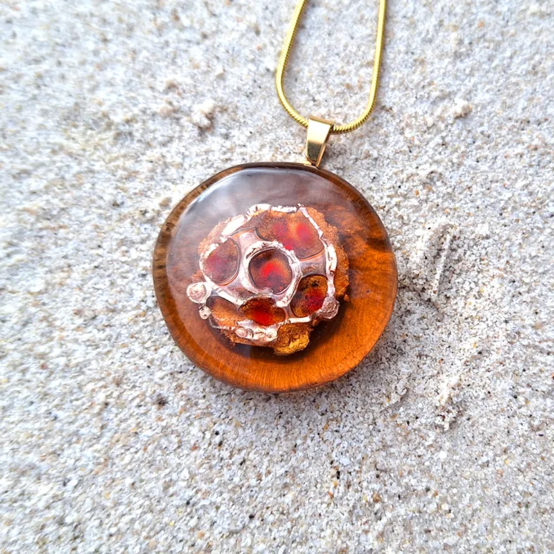 Golden pendant necklace